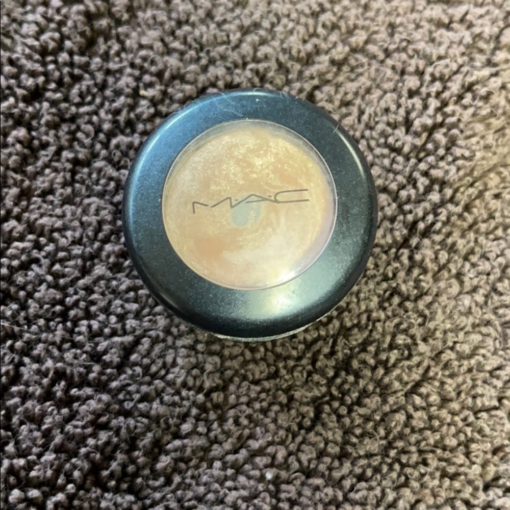 MAC Eyeshadow “A Natural Flirt”